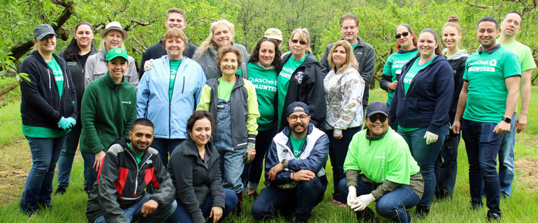 https://www.convenience.org/getmedia/1730ce76-245b-46d9-8722-4784a2f2cdce/QuickChek_America-s-Grow-a-Row_volunteers_community.jpg