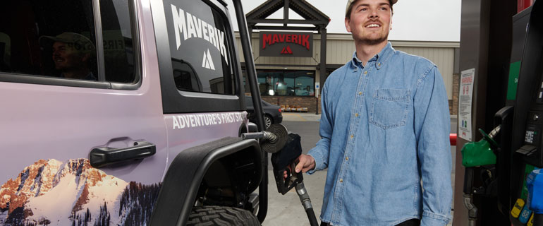 https://www.convenience.org/getmedia/1d5fc6d5-fced-45ff-a88d-27c702a4f078/Maverik_Jeep_Pumping-gas_loyalty_fuel-discount_fuel-rewards_marketing.jpg