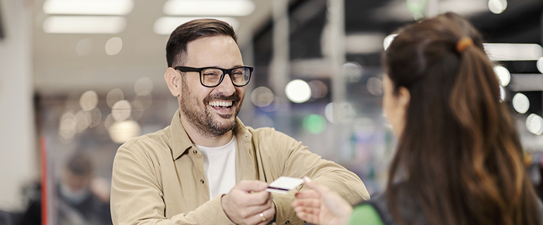 https://www.convenience.org/getmedia/1e409e4e-b98b-40bd-bfd7-75e3402d6d6c/smiling-customer-and-cashier-770x320.jpg