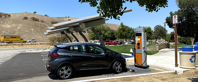 https://www.convenience.org/getmedia/2611ed75-da38-482b-b9af-0b804b6eccdc/ChargePoint-EV-Charging-770x320.jpg