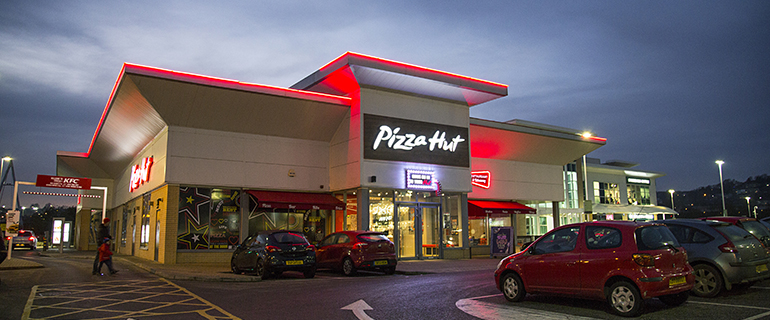 https://www.convenience.org/getmedia/6031c2c0-8105-412f-aeca-f794be4edb41/pizza-hut-night-770x320.jpg