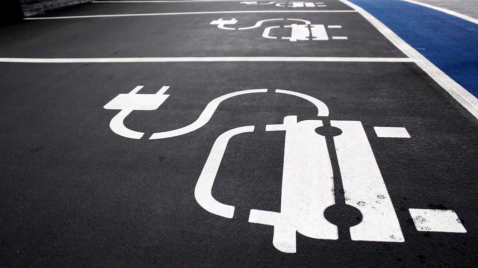 https://www.convenience.org/getmedia/65bdec5b-b757-4ade-ae8f-3d517aa264d6/CM-EV-charging-no-cars.jpg