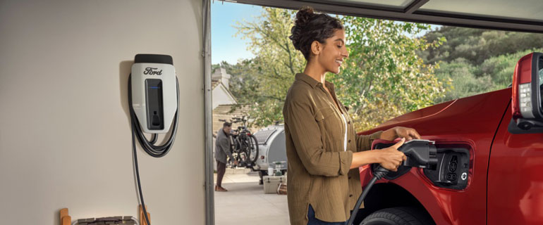 https://www.convenience.org/getmedia/71efbd77-f517-490c-b167-68b10422a8f6/Ford-F-150-Lightning_Charging_01_770x320.jpg