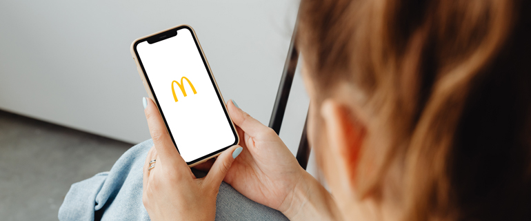 https://www.convenience.org/getmedia/77cf25aa-4d7c-474d-b11a-426650528b9a/pexels-karolina-grabowska-8947154-mcdonalds-app-770x320.jpg