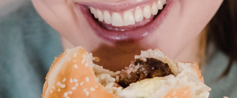 https://www.convenience.org/getmedia/7ee36070-d76b-459b-8312-5906eee5244a/pexels-tim-samuel-6697369-770x320-burger-happy.jpg
