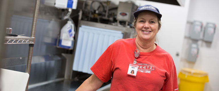 https://www.convenience.org/getmedia/8af112bc-5e64-466c-8877-3bdf189aa199/4I3A4441-770x320-sheetz-employee.jpg