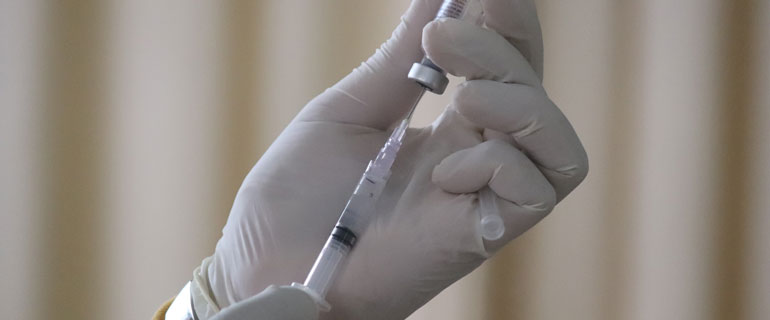 https://www.convenience.org/getmedia/b7b64322-1691-480a-ac34-4e0c23b22ff2/mufid-majnun-cM1aU42FnRg-unsplash_770x320_vaccine.jpg