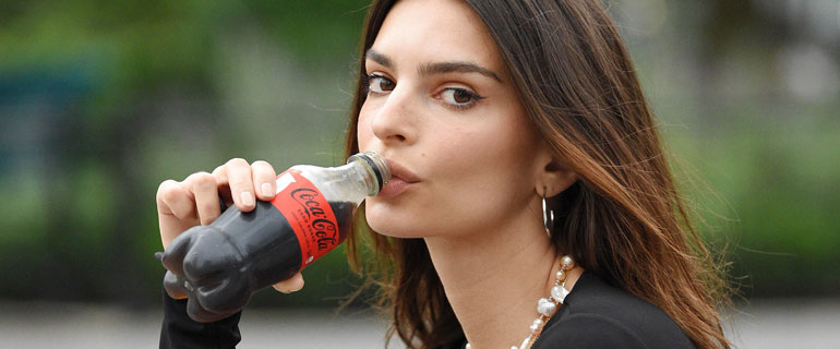 https://www.convenience.org/getmedia/ca32099b-a980-4022-a835-544afde62ed5/Emily-Ratajkowski-Coke-Zero-Sugar-First-Sip-770x320.jpg