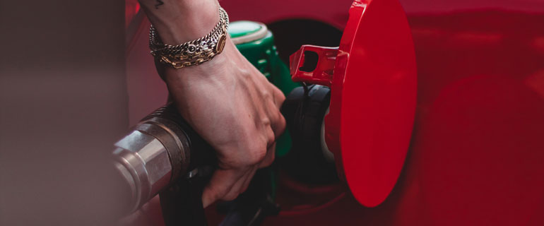 https://www.convenience.org/getmedia/cd4212f2-087a-48e6-87b4-e3e980aacdef/Pumping-gas_770x320_gas_fueling.jpg