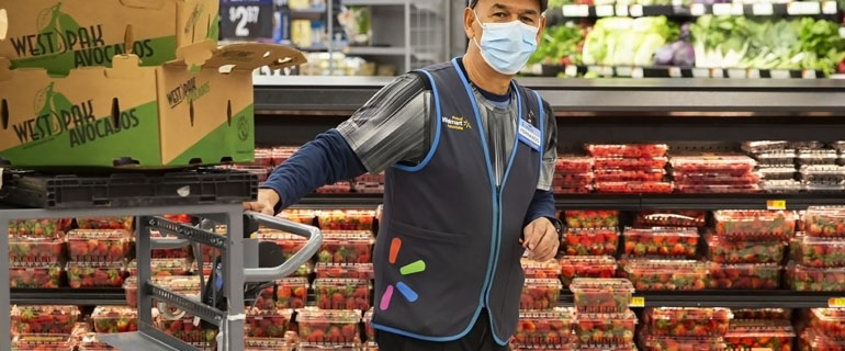 https://www.convenience.org/getmedia/d39be9c2-bab1-4d90-80fa-c7abeea074d1/walmart_employee_store-manager.jpg