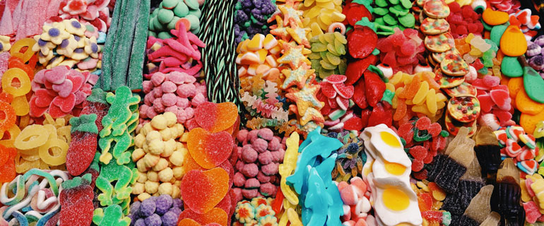 https://www.convenience.org/getmedia/d3e64196-7ba0-4d2a-8ff0-f06649548cc7/luis-aguila-xLvIcAYuuMQ-unsplash-candy-770x320.jpg