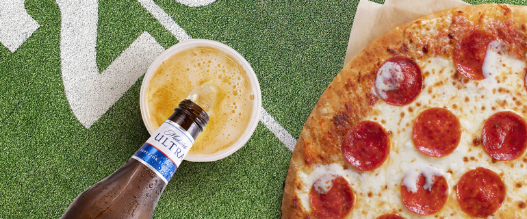 https://www.convenience.org/getmedia/d48e0280-e27d-46f3-8879-a96c1d7b270f/Super-Bowl_7-eleven_Pizza_foodservice.jpg