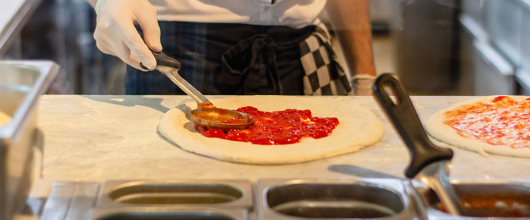 https://www.convenience.org/getmedia/ec8708fe-2197-41db-a228-a2ea9df1f5ea/louis-hansel-WlMaIRoh7j8-unsplash_770x320_pizza_kitchen.jpg