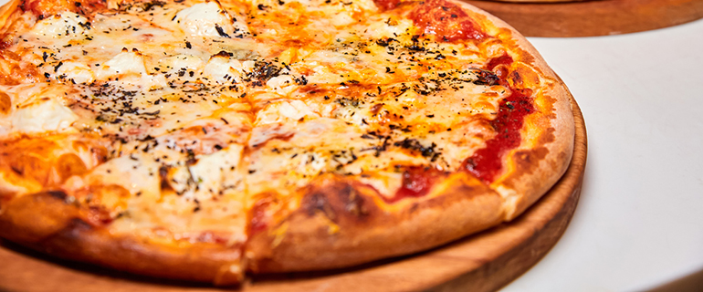 https://www.convenience.org/getmedia/efd64b46-9cb5-4fef-8e77-705082b10872/pizza-770-320.jpg