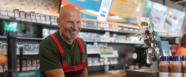 https://www.convenience.org/getmedia/f0bedf67-17c7-478f-9c06-4bfb2828e489/older-worker-770x320.jpg